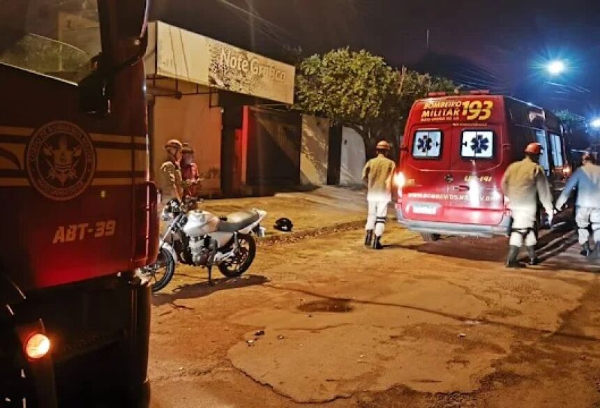 Após os primeiros socorros, a equipe do Corpo de Bombeiros realizou o transporte do jovem até o Pronto-Socorro