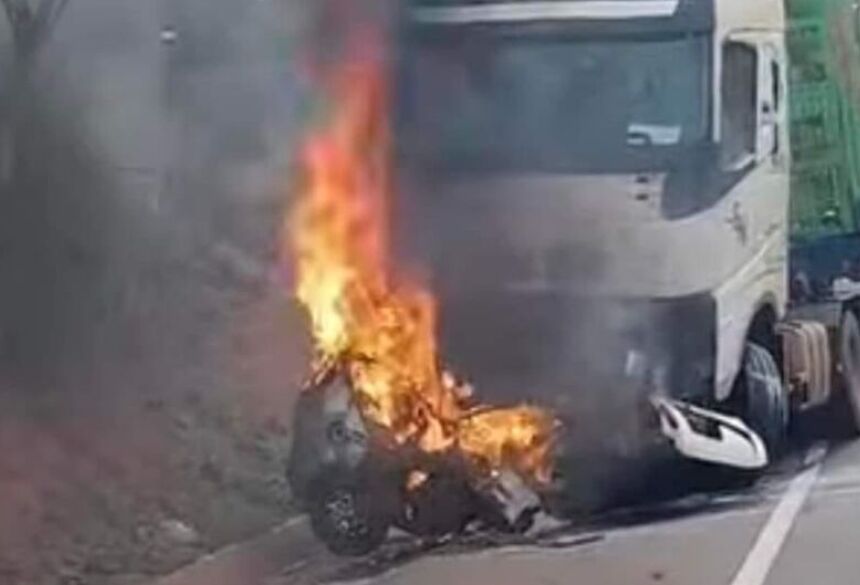 A colisão provocou um incêndio que atingiu tanto o automóvel quanto a cabine do caminhão, sendo necessário o acionamento do Corpo de Bombeiros 