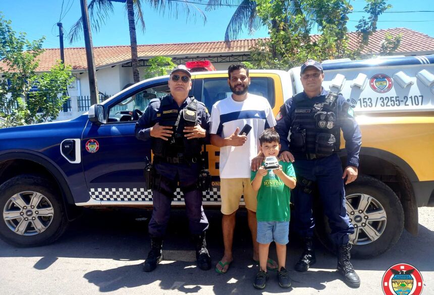 Encantados com a determinação do menino, os agentes decidiram incentivá-lo 