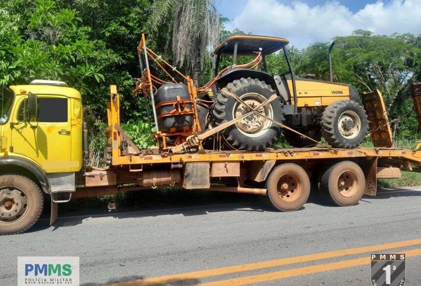 No momento da abordagem estava transportando na prancha uma trator sem possuir a documentação regular 