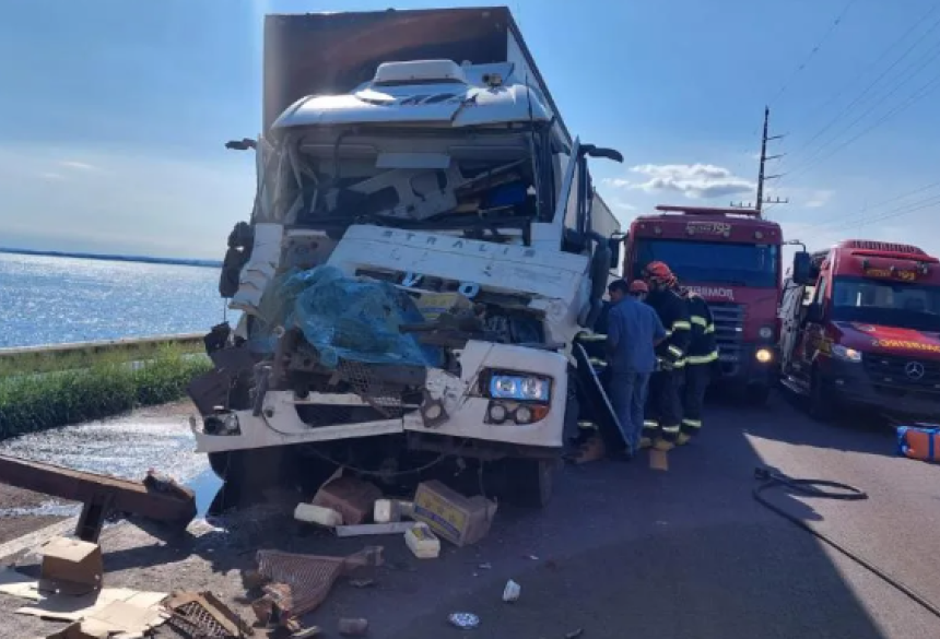 O impacto da colisão arrastou os veículos por cerca de 70 metros, deixando destroços e marcas de frenagem na pista