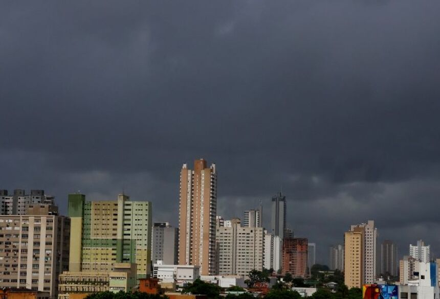 Para as regiões sul, leste e sudeste as mínimas ficam entre 21-23°C e as máximas chegam a 28-34°C