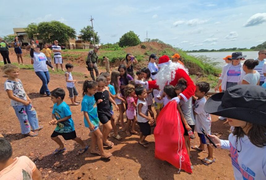 O Papai Noel trocou o trenó pelo barco do Corpo de Bombeiros e, na ausência das renas, foi recebido pela revoada de borboletas