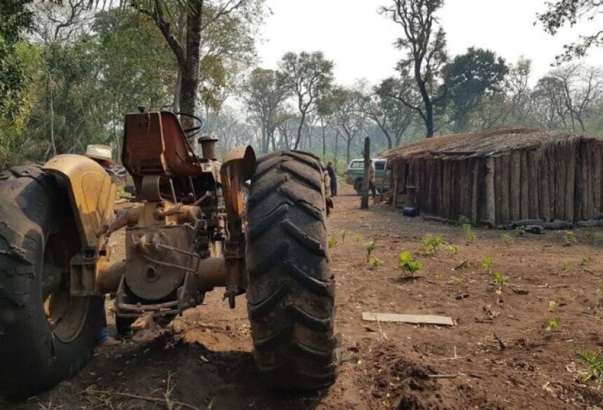  Os dois funcionários estavam desempenhando atividades de trabalho em uma fazenda localizada a aproximadamente 28 quilômetros de Camapuã