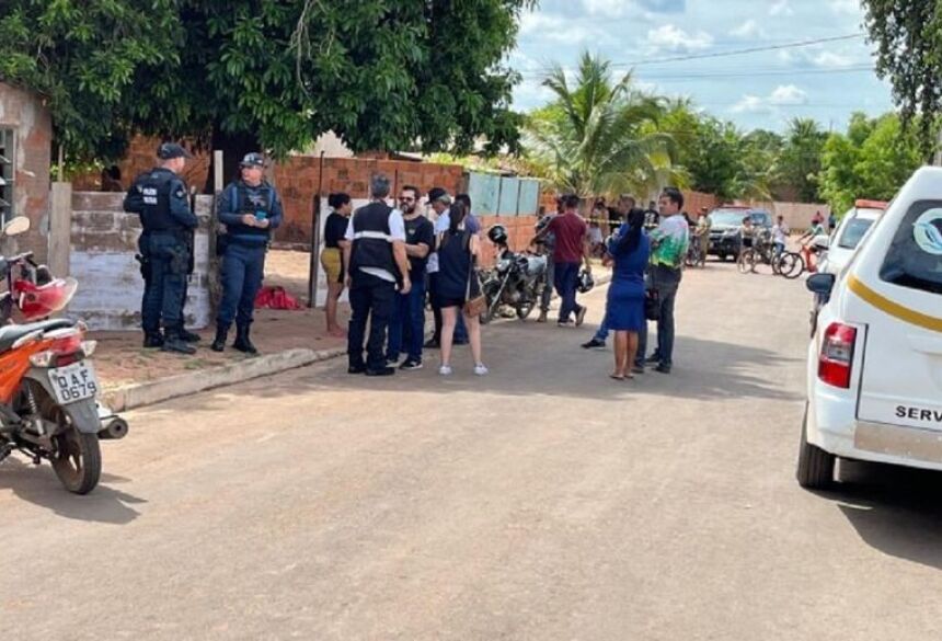 O suspeito teria deixado o local e retornado em um veículo Volkswagen Gol