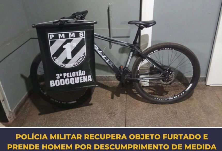 A bicicleta furtada foi localizada pelos policiais militares em um terreno baldio nas proximidades da casa