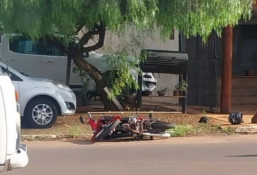 Os criminosos jogaram o homem dentro do carro enquanto a moto ficou ligada e abandonada no meio da pista