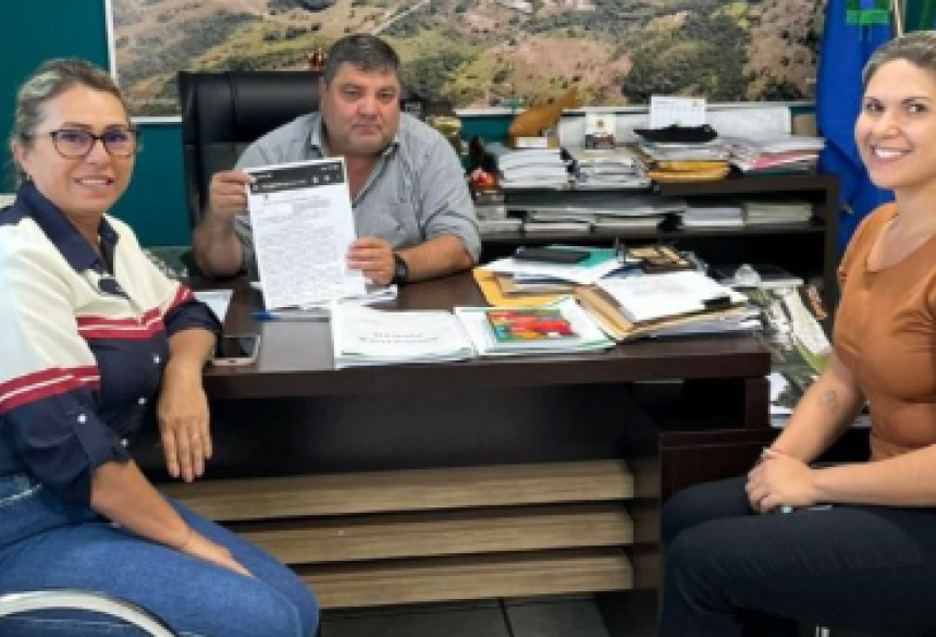 A coordenadora do CadÚnico no município, Fabiany Cavalheiro, visitou o prefeito Josmail Rodrigues, acompanhada da primeira-dama 