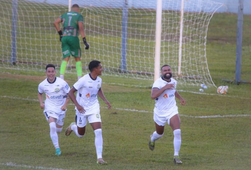 Matheus Ferreira comemora com os companheiros o gol que valeu a vitória do Costa Rica 