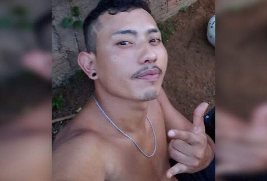 A mãe, que acredita que o filho tenha sido morto por colegas