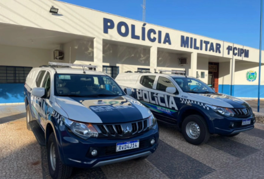 A equipe policial encaminhou ambos para a delegacia, onde o autor foi detido e aguarda os procedimentos cabíveis