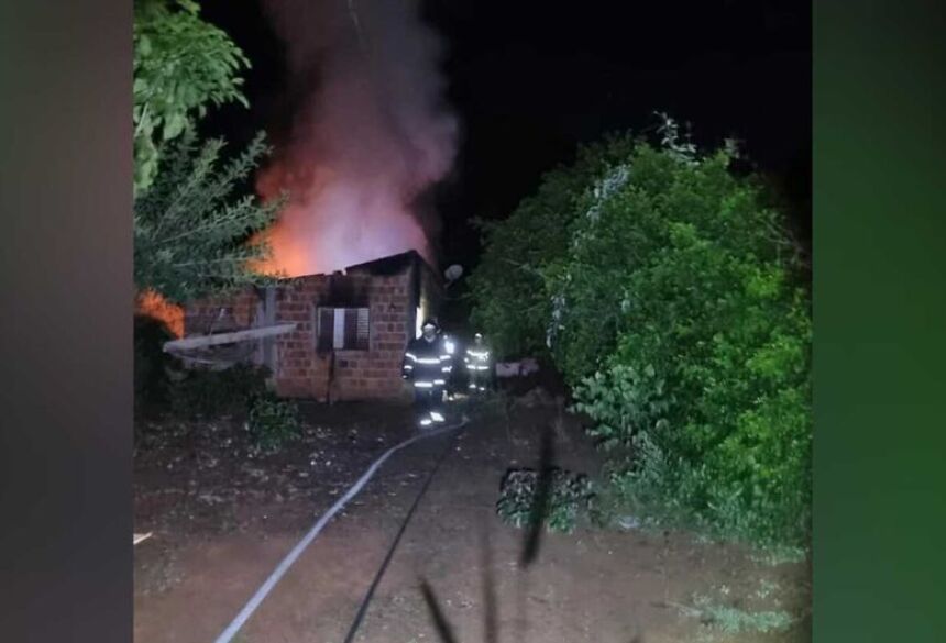 O Corpo de Bombeiros foi acionado e apagaram as chamas