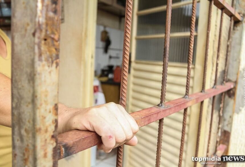 O autor foi autuado pelo crime de sequestro e cárcere privado no contexto de violência doméstica 