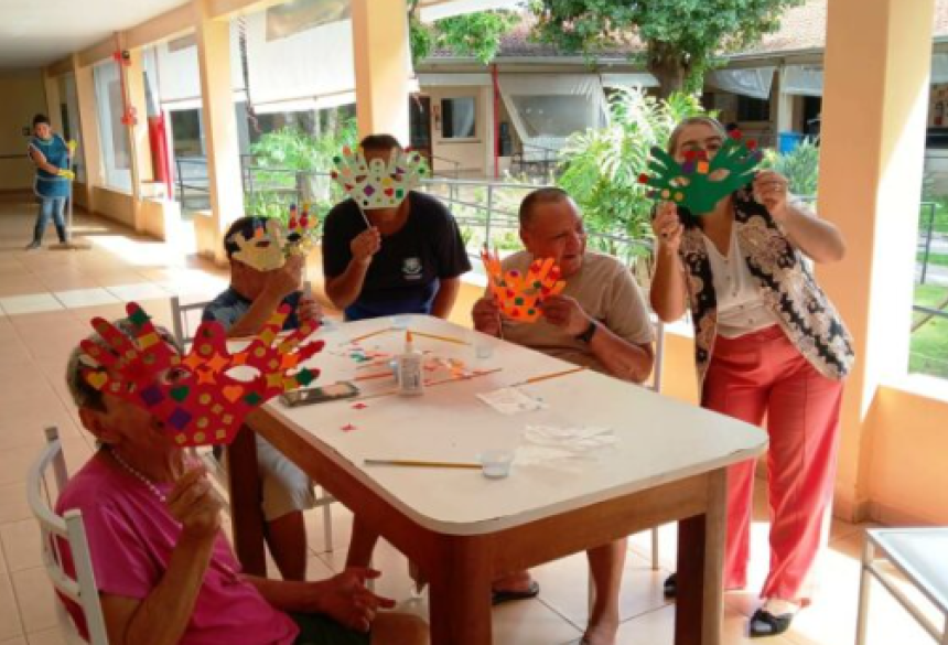 Com o grupo 'Crescendo Feliz', que trabalha com crianças de 3 a 6 anos, a equipe abordou a origem das Máscara de Carnaval e uma roda de conversa