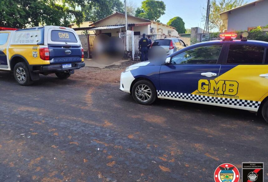 A mulher reagiu e ambos entraram em luta corporal, resultando em escoriações visíveis nos braços e rosto de ambos