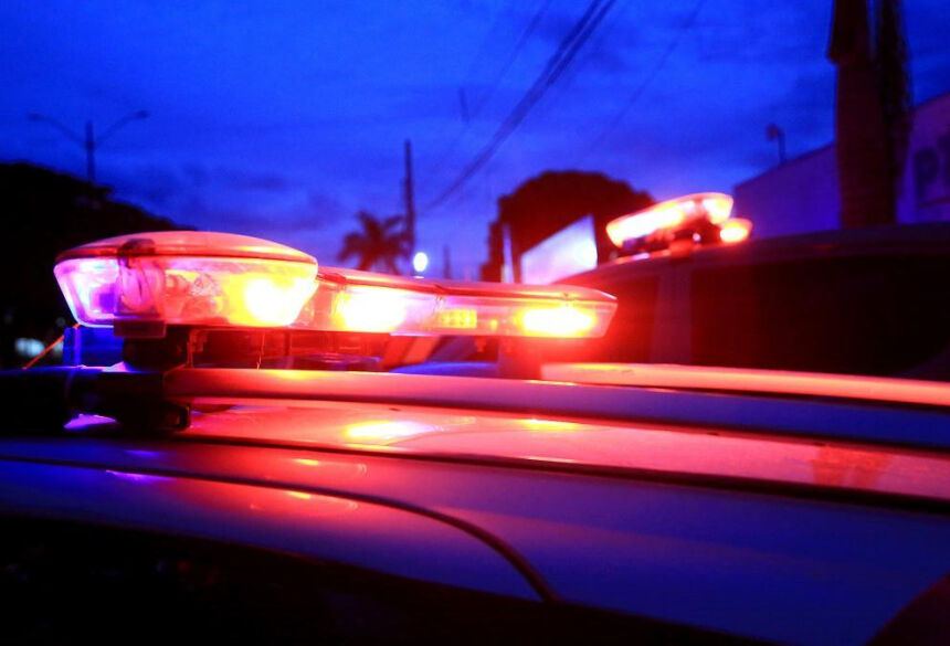 Ao retornar, ele foi impedido de entrar na residência, o que iniciou uma briga com a namorada, resultando em agressões mútuas