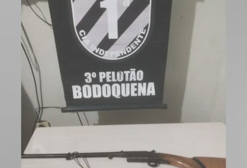Os policiais militares, diante da situação de flagrante delito, após variadas diligências obtiveram êxito na localização de uma arma de fogo