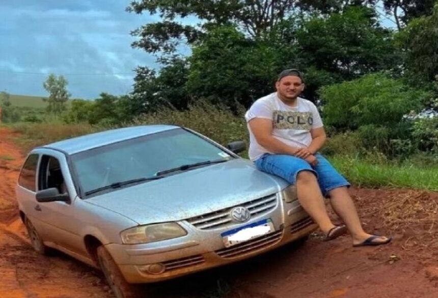 Ele estava acompanhado de um amigo, que saiu do veículo e percebeu que um dos pneus dianteiros estava estourado
