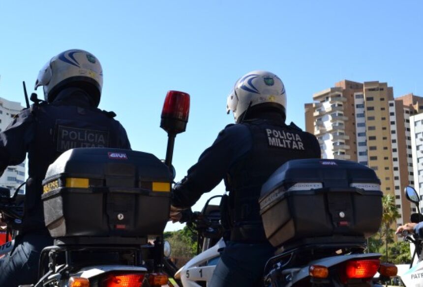 O suspeito fugiu do local com o veículo e não foi localizado até o momento