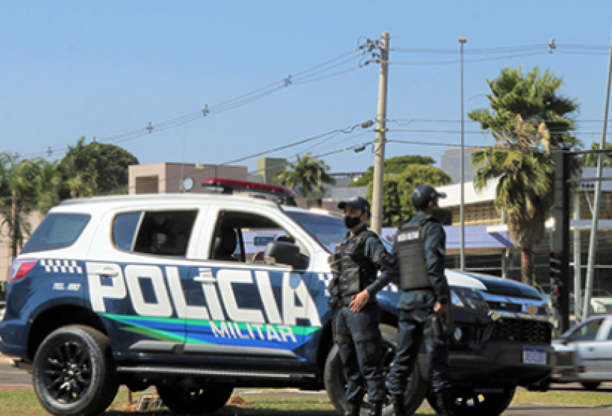 O acompanhamento tático se estendeu por diversas ruas até que o carro foi interceptado na rua Minas Gerais