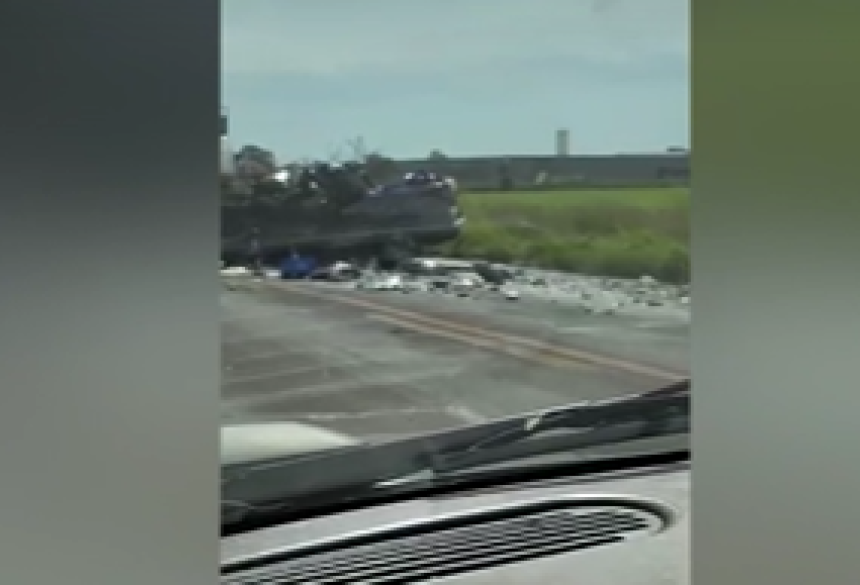 As imagens mostram um pouco de areia na pista, mas ainda não há informações sobre o que o caminhão levava