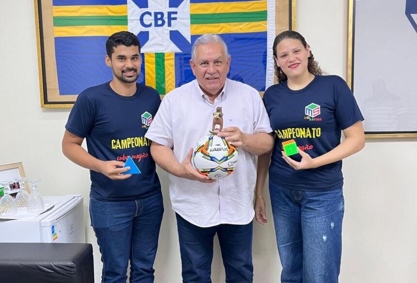 O jogo é uma ferramenta de aprendizado com cubos 3x3, 4x4, 5x5, hexagonais e no formato pyramix