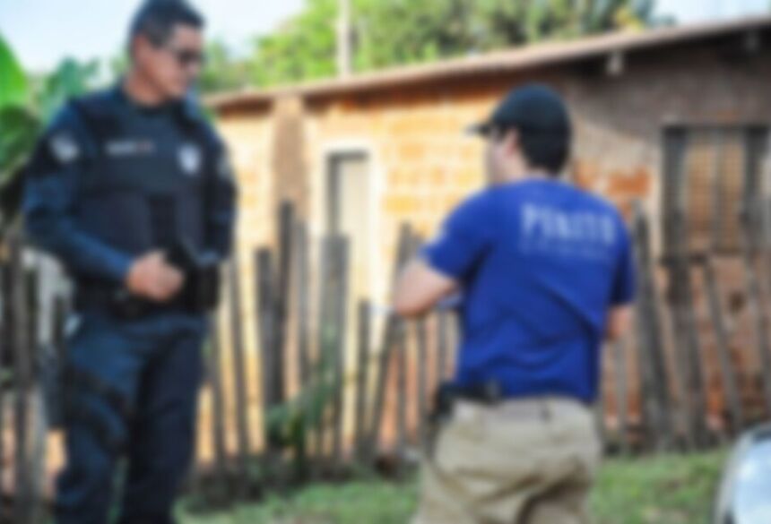 Filho do casal, de 1 ano e 9 meses, estava na casa; homem foi preso em flagrante   