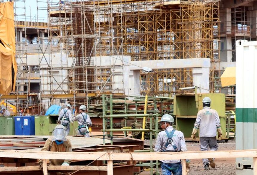 Três setores apresentaram saldos positivos, enquanto dois retroagiram no universo de empregados durante o mês