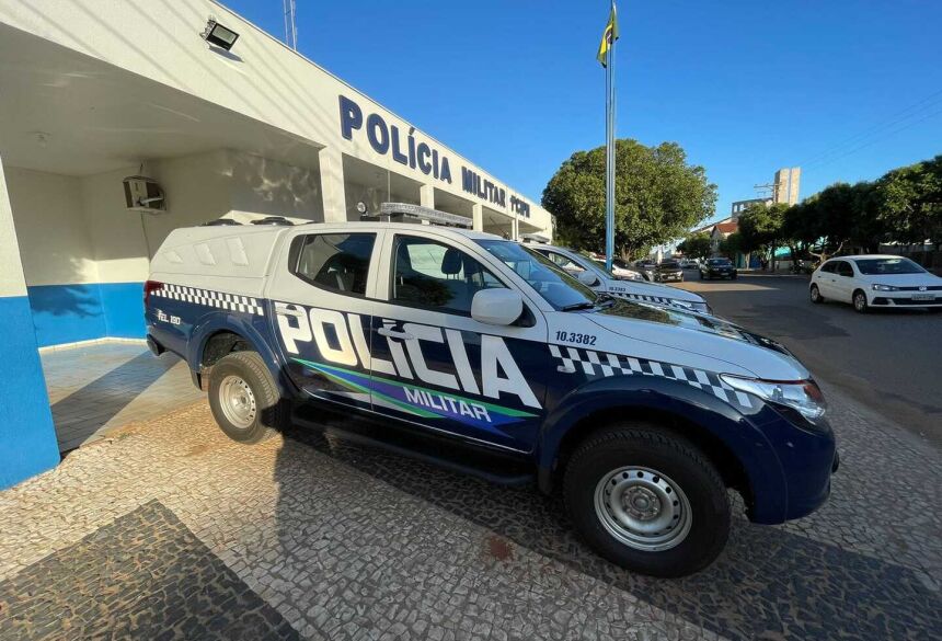 A equipe policial conduziu o suspeito até a delegacia, utilizando algemas para garantir a segurança de todo