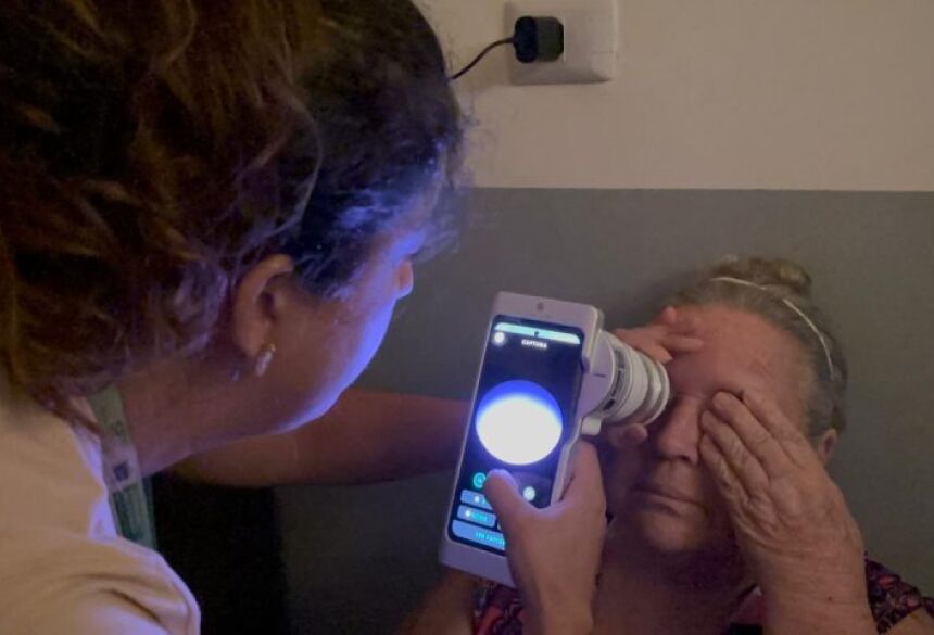 A teleoftalmologia-retinografia permite a realização de exames de retina a distância, por meio de um retinógrafo portátil acoplado a um smartphone