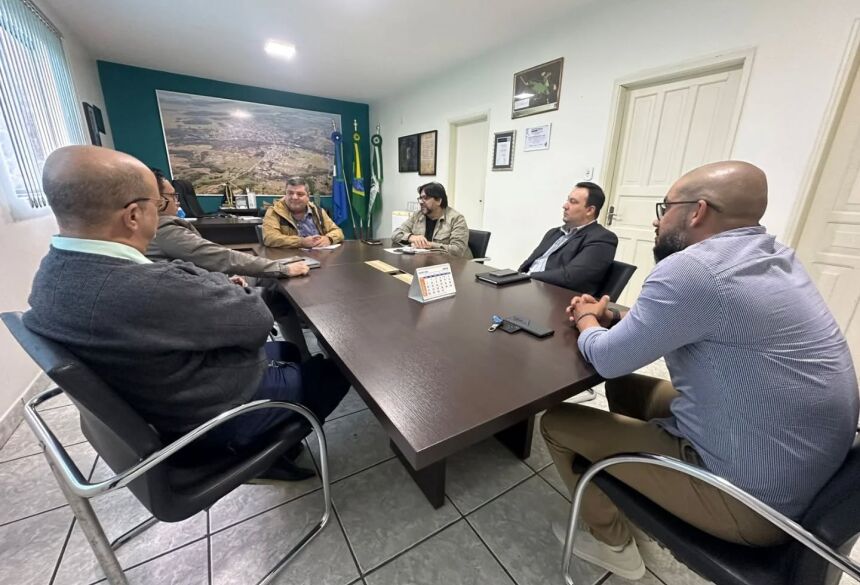 Durante a reunião, o prefeito reafirmou o compromisso da gestão municipal com eventos que promovem valores de fé, união e esperança