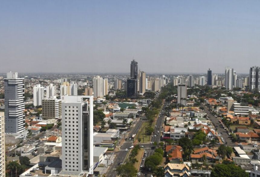 A umidade relativa do ar deve permanecer baixa, variando entre 25% e 45%
