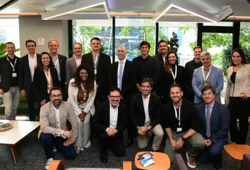 A Alura Para Empresas oferece soluções corporativas dentro do maior ecossistema de educação em tecnologia