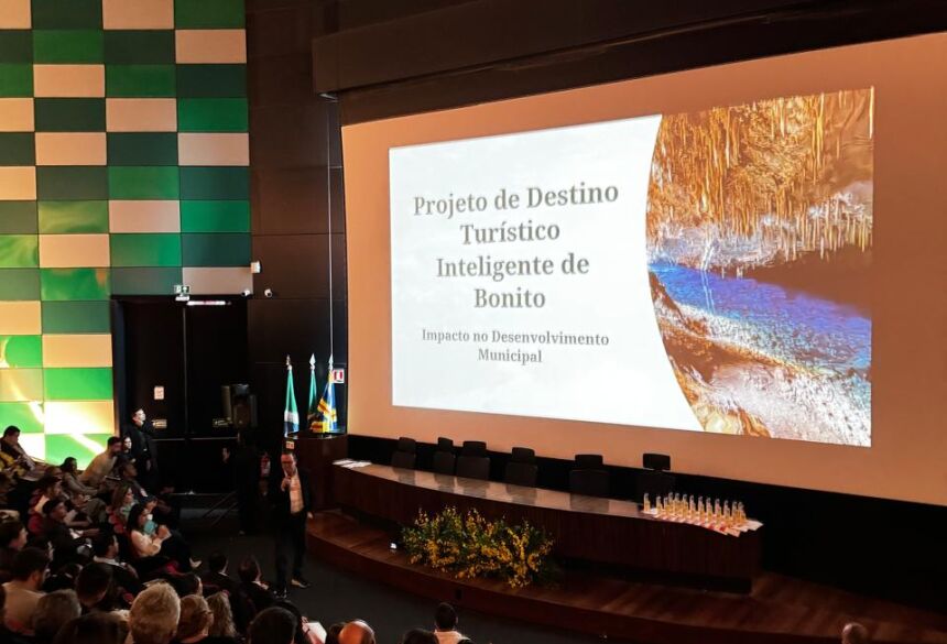 Durante o evento, o prefeito de Bonito, Josmail Rodrigues, foi homenageado com o prêmio Prefeito Inovador, entregue pelo diretor da Rede Cidade Digital