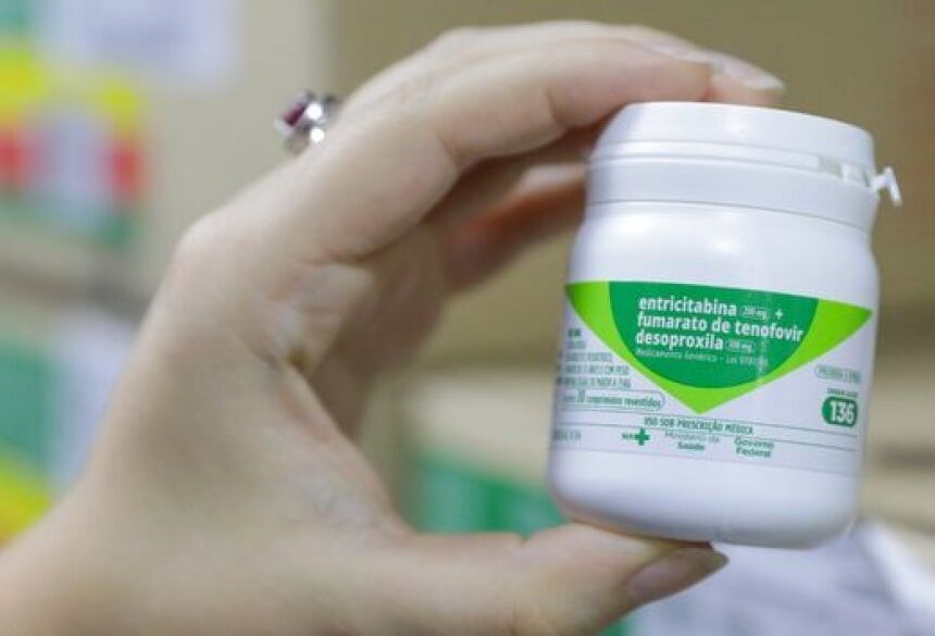 A PrEP consiste no uso diário de medicamentos antirretrovirais por pessoas HIV negativas, reduzindo em mais de 90% o risco de infecção