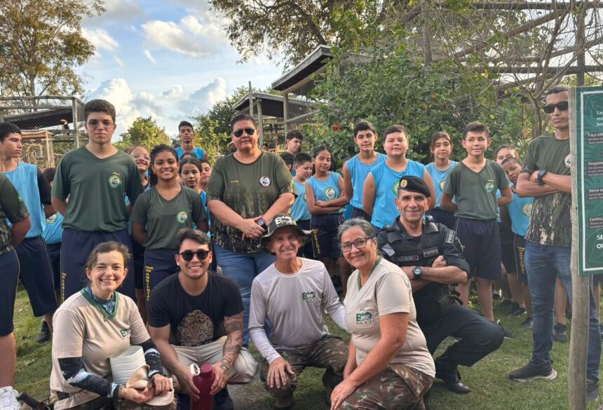  Acompanhados por técnicos da estação, colaboradores da SEMA e seus responsáveis, os estudantes conheceram de perto o funcionamento da ETE 