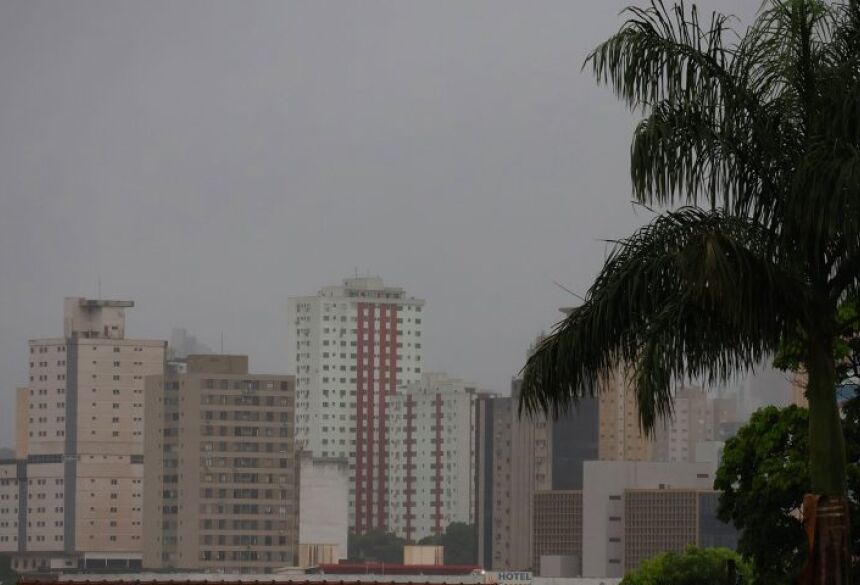 Segundo o Cemtec (Centro de Monitoramento do Tempo e do Clima de MS), a presença de um sistema de alta pressão atmosférica e massa de ar frio mantém o tempo estável