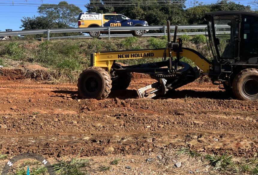 A faixa de domínio é uma área de uso público definida por lei, destinada à segurança do trânsito, conservação das rodovias e proteção ambiental