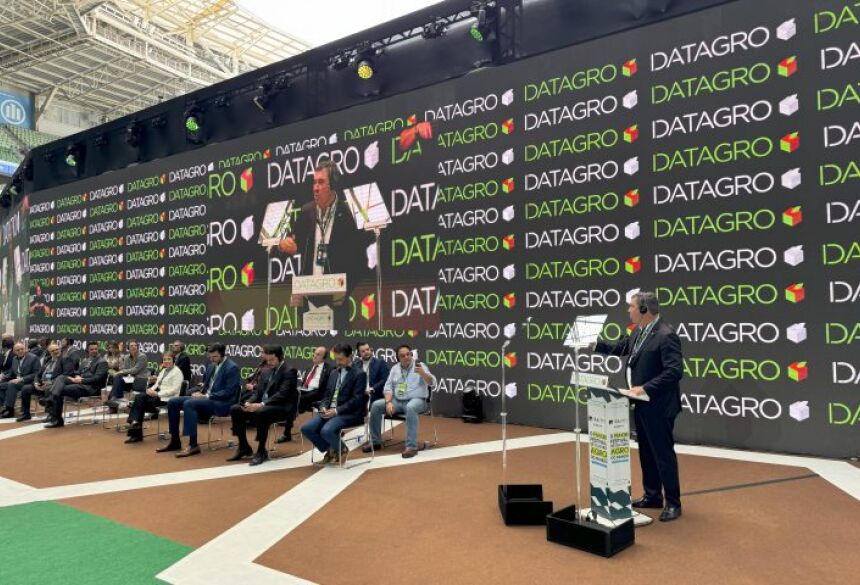 O encontro foi finalizado com a assinatura de um termo de cooperação técnica, entre o Governo do Estado e a Fiems, para tornar pequenas e médias empresas de Mato Grosso do Sul