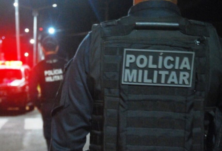 A mulher correu e se trancou no banheiro, de onde ligou para o 190
