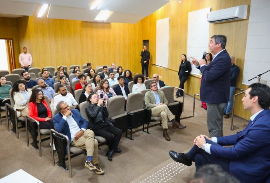  A maioria dos profissionais possuem duas formações acadêmicas e contam com experiências nos setores público, privado e organizações sociais