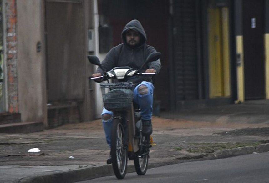 Os ventos ficam variáveis, com intensidade entre 40 km/h e 60 km/h, e não se descarta a ocorrência de rajadas mais fortes em pontos isolados