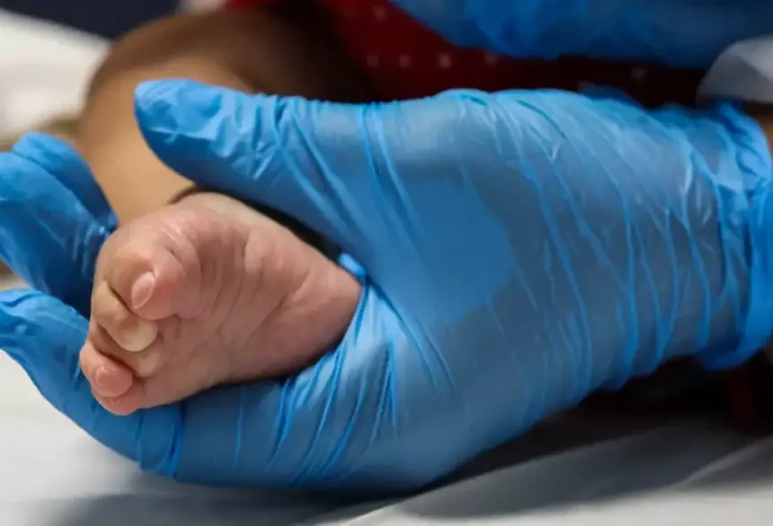 A realização precoce do exame pode prevenir complicações sérias, promovendo intervenções médicas eficazes e aumentando as chances de desenvolvimento pleno dos recém-nascidos