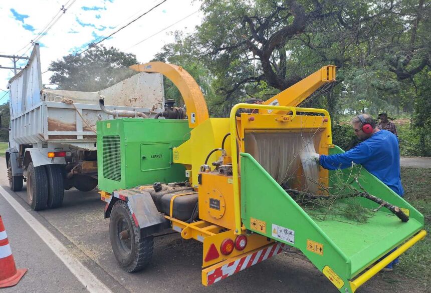 O equipamento está em plena atividade nas ruas da cidade, atuando diretamente no recolhimento e trituração de resíduos vegetais