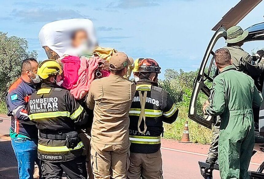 Criança sendo resgatada de helicóptero 