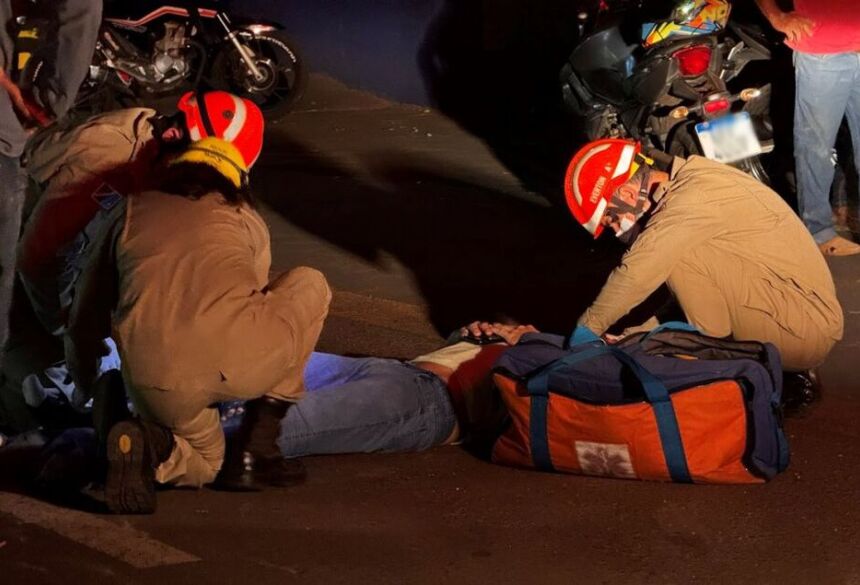 O motociclista foi socorrido consciente e orientado, com ferimentos nos braços e suspeita de luxação no joelho