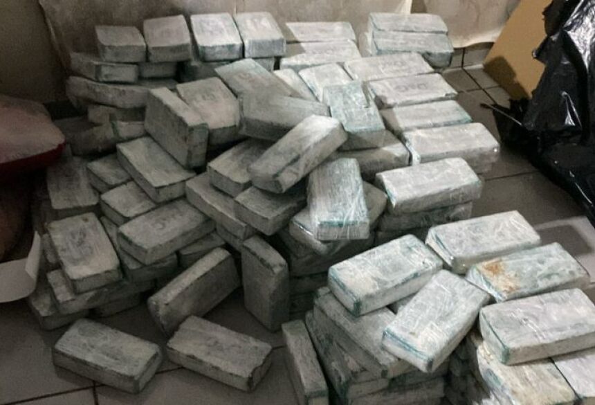 Além da cocaína, foram apreendidos um revólver calibre .357 com numeração raspada e 20 munições, uma pistola calibre