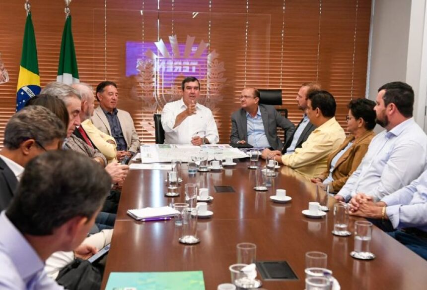 Durante reunião com lideranças locais, o governador Eduardo Riedel detalhou as ações prioritárias e os próximos investimentos destinados ao município
