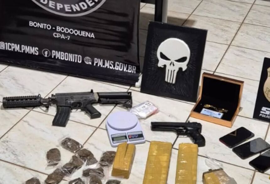 Os envolvidos foram conduzidos à Delegacia de Polícia e os materiais apreendidos foram entregues às autoridades competentes