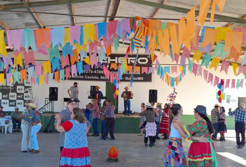 Durante a festa, os participantes mostraram disposição e animação, resgatando tradições juninas com muita alegria